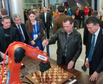 Медведев сыграл партию с шахматным роботом (помогал Илюмжинов), на 15 ходу по предложению Медведева - ничья