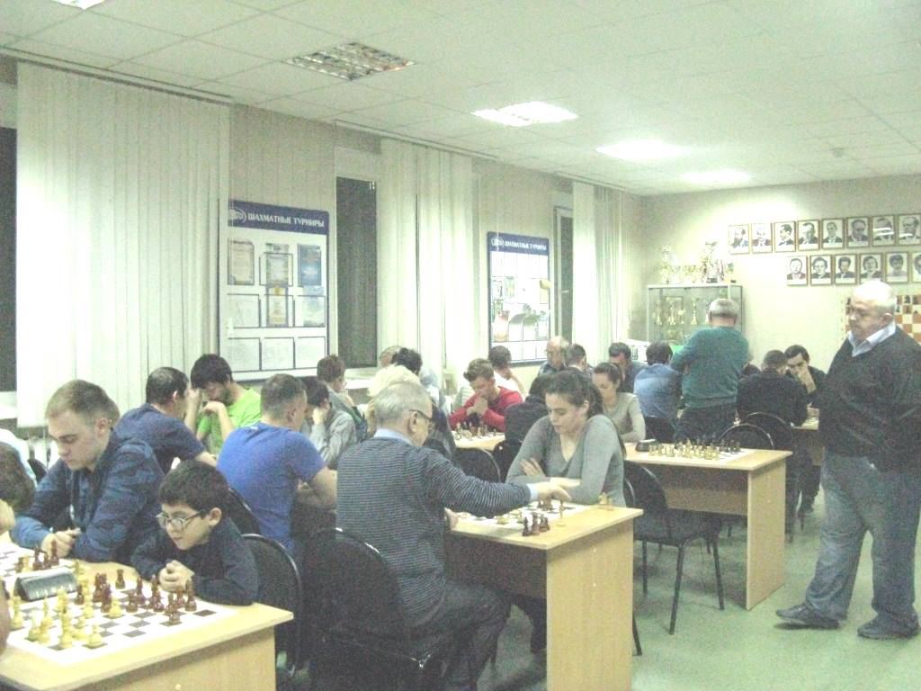 Играют участники чемпионата саратовской области 2018 года по 

молниеносным щахматам.