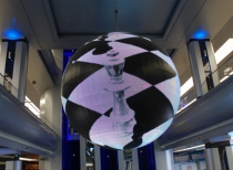 огромный шар телевизор в фойе центра галактика, где проходит чемпионат мира